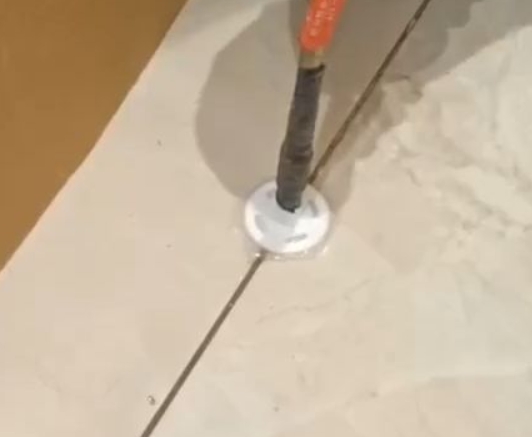 清河瓷砖空鼓维修公司专业解答瓷砖在铺贴过程中，如果没有涂抹均匀到位的粘结材料（如水泥砂浆或瓷砖胶），可能会导致以下问题